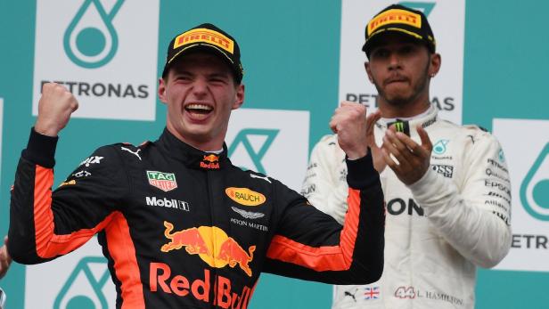 Max Verstappen (li.) schnappte Lewis Hamilton den Sieg weg.