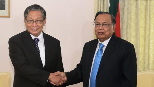 Kyaw Tint Swe, Vertreter aus Myanmar und Bangladeshs Außenminister A.H. Mahmood Ali.