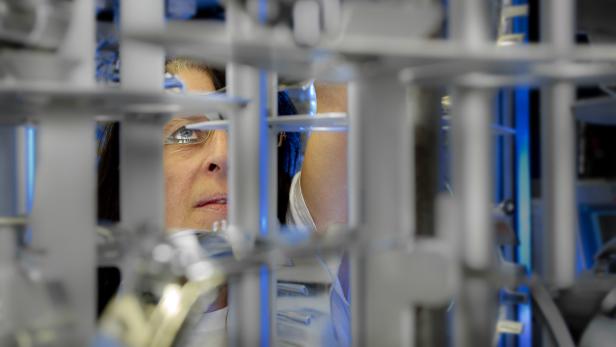 Kontrolle: Arbeiterin in der Autoscheinwerferproduktion