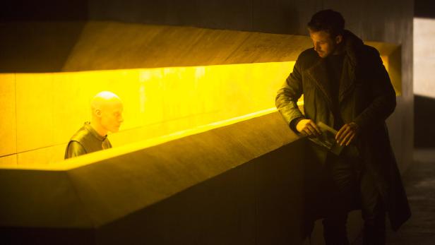 Ryan Gosling (re.) als Replikanten-Jäger in &quot;Blade Runner 2049&quot;