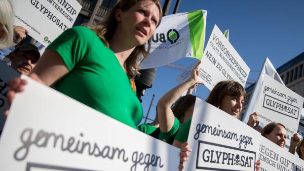 ABD0013_20160606 - Demonstranten protestieren am 06.06.2016 vor der EU-Kommission in Berlin gegen eine Verlängerung der Zulassung des Pestizids Glyphosat in der Europäischen Union. Foto: Kay Nietfeld/dpa +++(c) dpa - Bildfunk+++