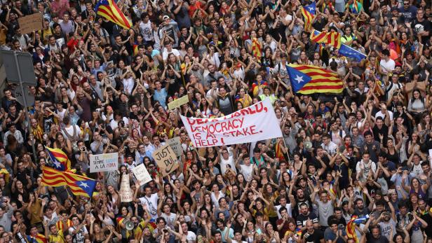Tausende Menschen protestierten in Barcelona.