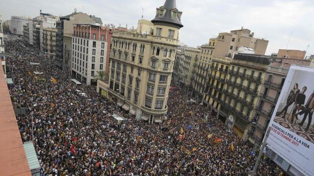 In Barcelona protestierten Hunderttausende Katalanen gegen Polizeigewalt