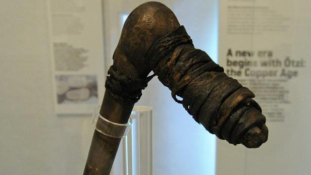 Die Axt von Ötzi wurde im Rahmen der Ausstellung &quot;20 Jahre Ötzi&quot; im Südtiroler Archäologiemuseum in Bozen gezeigt.