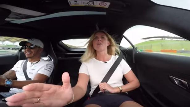 Wie interviewt man Lewis Hamilton während der Fahrt?