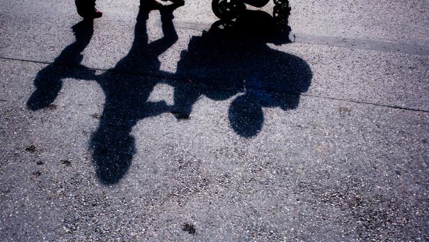 Schatten eines Kinderwagens (Symbolbild)