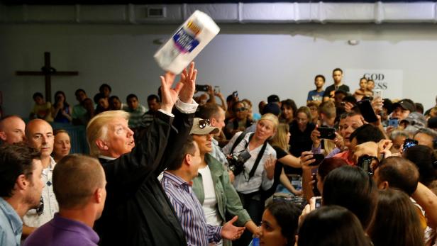 Trump jongliert mit Hilfsgütern in Puerto Rico.