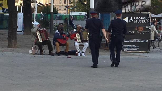 "Burkaverbot": Polizei kontrolliert Pferdemasken-Musiker