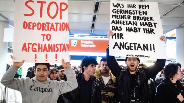 Demonstration gegen Massenabschiebungen am Flughafen in München