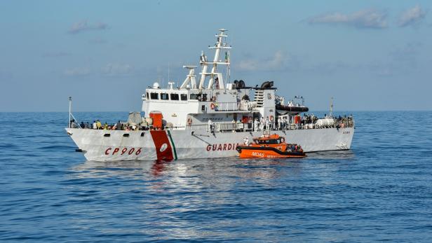 Schiff der ital. Küstenwache im Einsatz im Mittelmeer