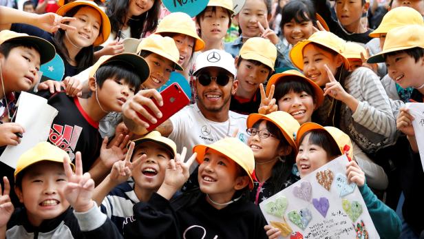 Lewis Hamilton umringt von jungen japanischen Fans