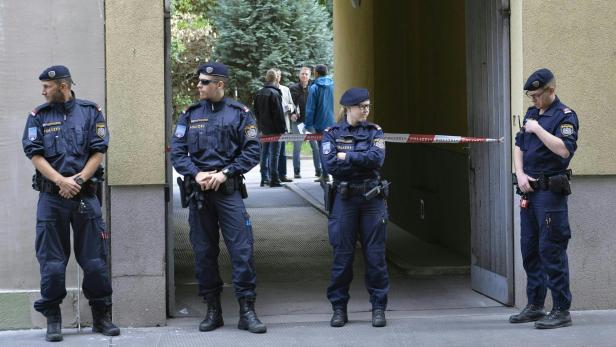 Polizisten am Tatort in Wien-Favoriten.