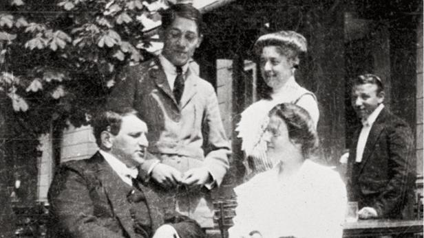 Egon Friedell (sitzend) und Oskar Kokoschka, um 1910