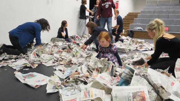 Nach jeder Aufführung ist vor jeder Aufführung - die zerknüllten Zeitungen werden im Sinne des Recyclings wieder glatt gestrichen und gefaltet.