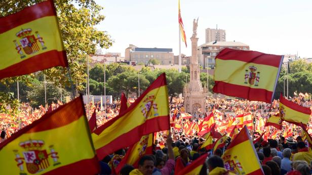 Demos gegen Unabhängigkeit Kataloniens - aber auch für Dialog wurde demonstiert
