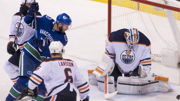 Ein Eishockeyspiel zwischen den Vancouver Canucks und den Edmonton Oilers.