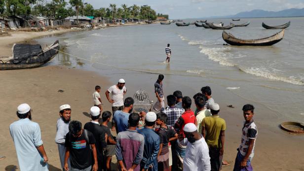 Muslime an einem Strand.