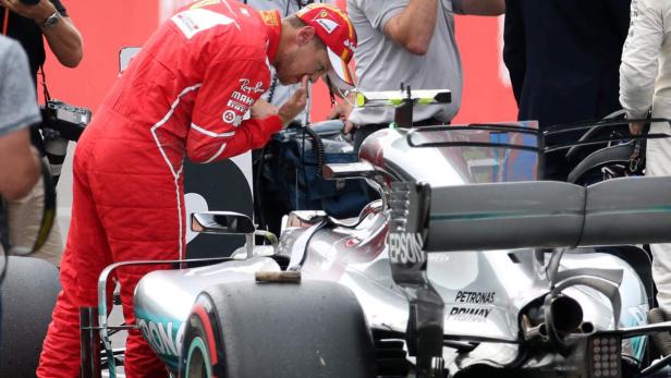Neid? Sebastian Vettel schaut sich den Mercedes von Valtteri Bottas genau an.