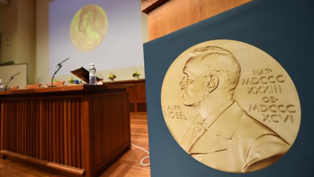 Alfred Nobel auf einer Medaille im Pressesaal in Stockholm