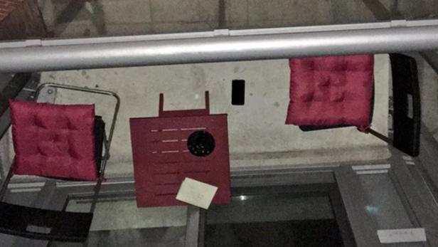 Handy fällt auf fremden Balkon, Rettung wird viraler Hit