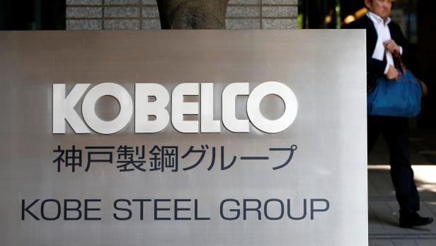 Firmenschild vor der Zentrale von Kobe Steel in Tokyo
