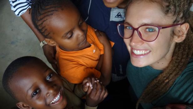 Daniela Riess mit 2 kleinen Kindern aus Kenia