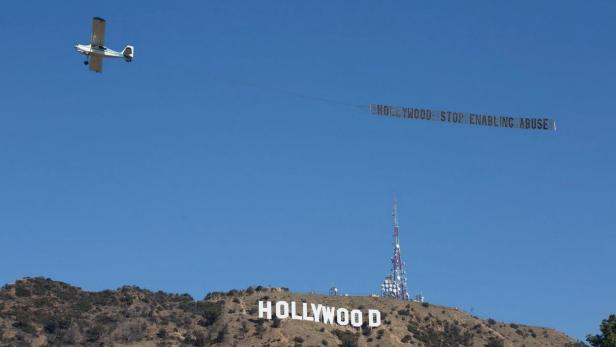 Aktivistinnen ziehen Banner über Hollywood-Zeichen