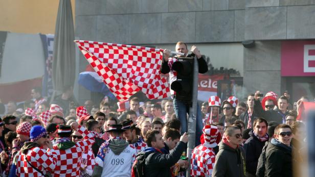 epa03636296 Croatian supporters on their way to the stadium for the FIFA World Cup 2014 qualification match between Croatia and Serbia in Zagreb, Croatia, 22 March 2013. EPA/SASA ZINAJA