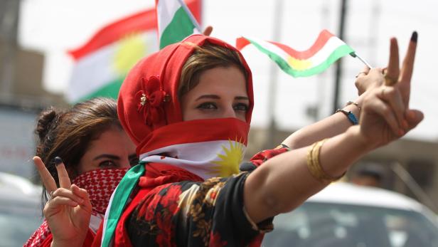 Symbolbild. Eine Kurdin feiert nach dem Referendum in Kirkuk.