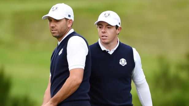 Die Golfer Sergio García und Rory McIlroy bei einem Golfturnier.