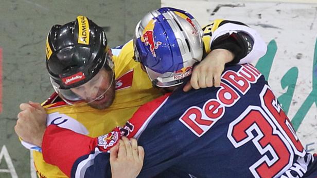 22 . 03. 2013 Wien , Albert Schulz Eishalle , Eishockey Erste Bank Eishockeyliga , Playoff , Semifinale UPC Vienna Capitals - Red Bull Salzburg Rauferei , Francois Fortier , Daniel Richmond Copyright DIENER / Georg Swoboda Marktgasse 3-7/4/5/21 A-1090 Wien Telefax +43 1 955 32 35 Mobil +43 676 629 98 51 BA-CA Bank Nr. 12000 Account Nr. 00712 223 783 e-mail: agentur@diener.at Datenbank: www.diener.at