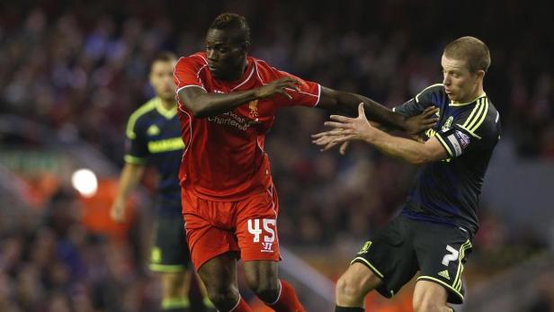 Mario Balotelli im Zweikampf mit einem Gegenspieler während eines Fußballspiels.