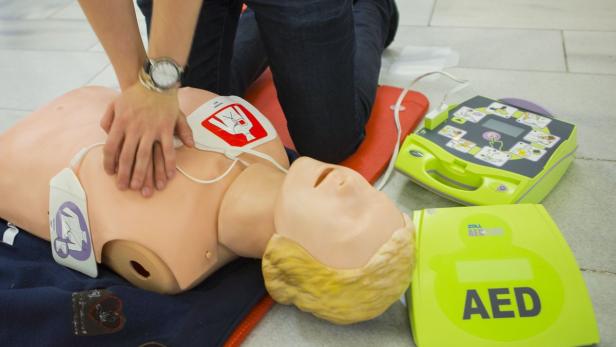 Je schneller Erste Hilfe mit einem Defibrilator erfolgt, desto besser sind die Chancen.