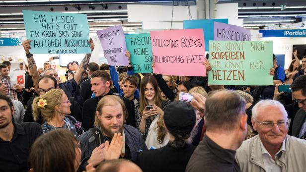 Demonstranten bei der Lesung von AfD-Mann Höcke