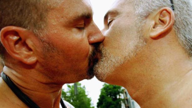 Küssende Männer zeigen Solidarität