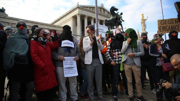 &quot;Clownspaziergang&quot; in Wien gegen Gesichtsverhüllungsverbot