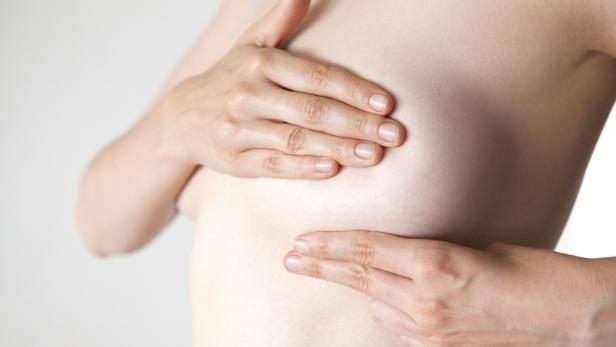 Als Frau sollte man regelmäßig die Brust nach Veränderungen absuchen.
