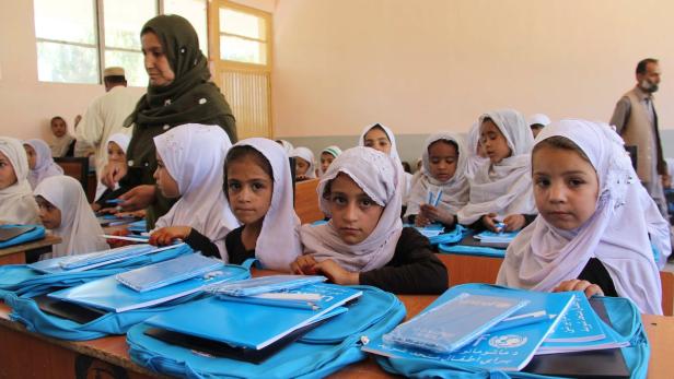 Oktober 2017: UNICEF stellt Schule Provinz Helmand Materialen bereit.