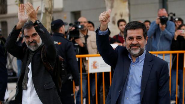 Jordi Cuixart (l.), und Jordi Sanchez erscheinen vor dem Gericht in Madrid.