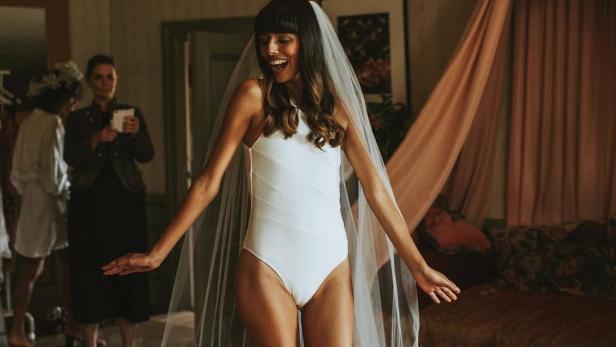 Diese Braut trug zu ihrem Schleier einen Badeanzug