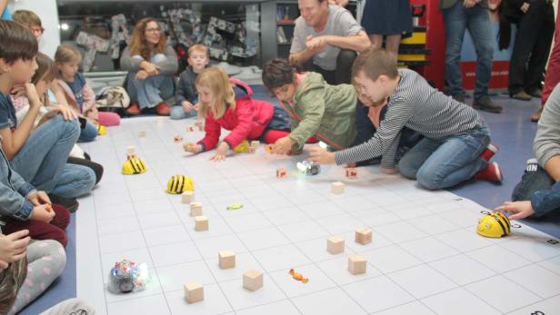 Kinder lernen mit &quot;Bienen&quot; erste Schritte des programmierens: Bee-Bot