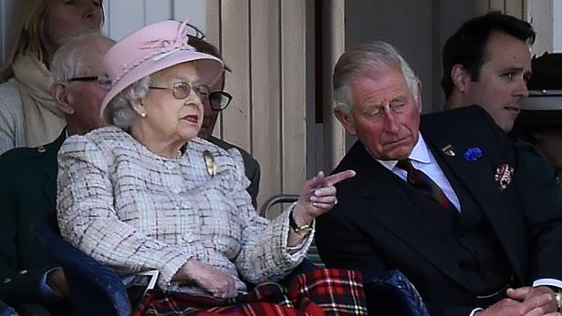 Queen Elizabeth und recht daneben Prinz Charles