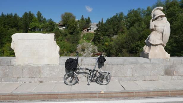 Feine Tour: Mit dem Faltrad über die Brücke von Tounj