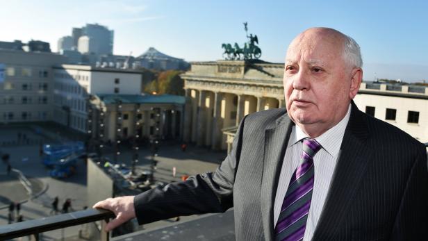 ABD0019_20141108 - Der frühere sowjetische Staatspräsident Michail Gorbatschow steht am 08.11.2014 am Pariser Platz in Berlin, im Hintergrund das Brandenburger Tor. Er nimmt an einem Symposium gegen den Kalten Krieg teil, das zum 25. Jahrestag des Mauerfalls stattfindet. Foto: Jens Kalaene/dpa +++(c) dpa - Bildfunk+++