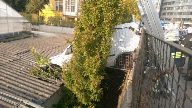 Wien: Auto schleuderte bei Unfall auf Gebäudedach