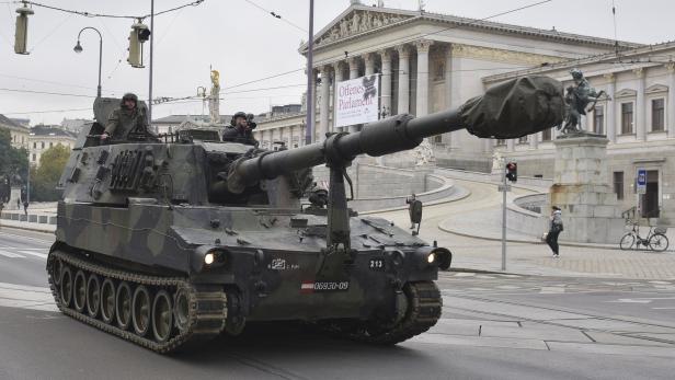 Ein Militär-Fahrzeug vorm Wiener Parlament