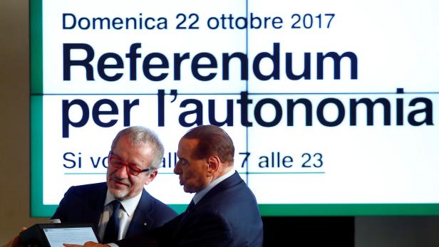 Ex-Premier Berlusconi (re.) unterstützt Präsidenten der Lombardei, Maroni