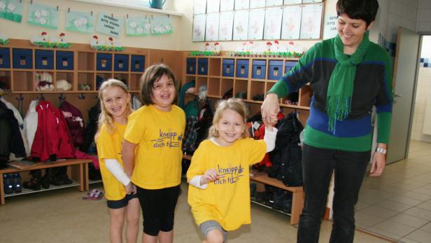 Kneipp Kindergarten Wiesen, Kinder beim Wassertreten: Elisa Prokop, Anne Strobl, Timea Hann, Kindergartenleiterin Belinda Grill