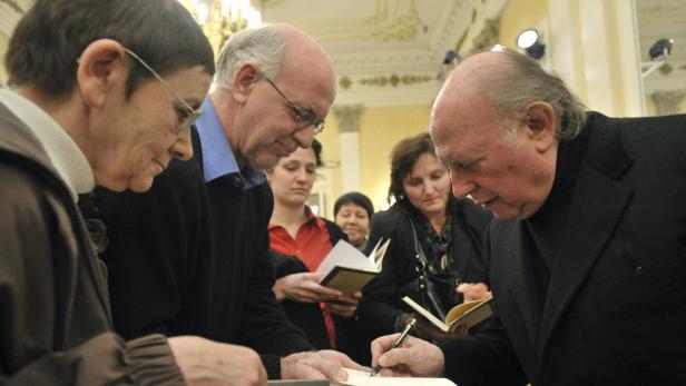 Platz 3: Imre Kertész Der ungarische von 2002 lud heuer ein, sich ins Vorzimmer des Todes zu setzen, in dem gerade das Licht abgedreht wird. Leiden war immer „Rohmaterial“ der Literatur. Imre Kertész hat Auschwitz überlebt, Buchenwald und das kommunistische System. 84 ist er. Sehr krank. Die Tagebücher „Letzte Einkehr“ sind berührend, beängstigend. Depressiv machen sie erstaunlicherweise nicht.