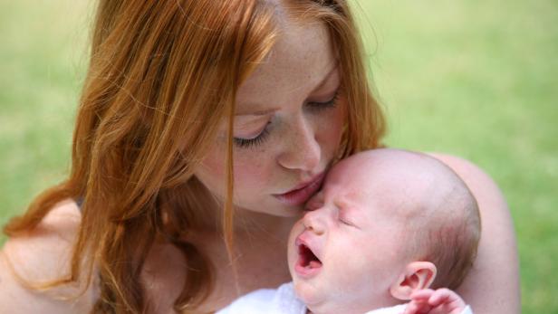 upset baby and mother soothing her Urheberrecht:bloodstone Stock-Fotografie-ID:172212520 Hochgeladen am:30. Juni 2013